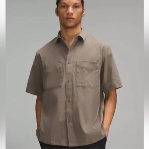 Lululemon Men's Relaxed Fit Short Sleeve Button Up Top Shirt